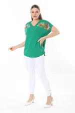 Kadın Büyük Beden Beyaz Nakış Detaylı Yaka Ve Kol Ağzı Kopenaki Dantelli V Yakalı Bluz 65N37676