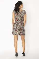 KADIN RENKLİ KAYIK YAKA KOLSUZ ÇİÇEK DESENLİ VİSKON ELBİSE