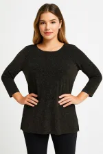 Chemisier noir grande taille pour femme avec détails à paillettes dorées, manches 3/4, 65N39240