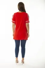 Kadın Büyük Beden Kırmızı Yaka Ve Kolları Nakış Detaylı Omuz Dekolteli Bluz 65N36923