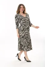 Kadın Büyük Beden Siyah V Yakalı Bürümcük Kumaş Kapri Kollu Elbise 65N37622