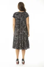 Kadın Büyük Beden Siyah Dokuma Viskon Kumaş Yakası Lastikli Etek Ucu Katlı Elbise 65N36909