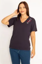 Kadın Lacivert V Yakalı Nakış Detaylı Bluz 65N34573