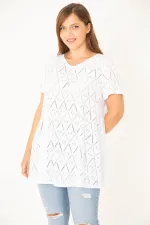 Kadın Büyük Beden Beyaz Delikiş Kumaş V Yakalı Kısa Kollu Bluz 65N36944