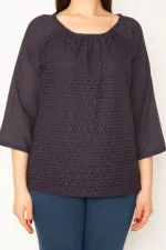 KADIN LACİVERT ÖNÜ ASTARLI DELİKİŞ NAKIŞLI KAPRİ KOLLU VUAL BLUZ