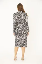 ROBE NOIRE À COL MONTANT POUR FEMME AVEC DÉTAILS ET PETITES FENTES