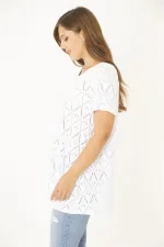 Kadın Büyük Beden Beyaz Delikiş Kumaş V Yakalı Kısa Kollu Bluz 65N36944