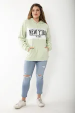 Kadın Büyük Beden Yeşil İçi Şardonlu Baskı Ve Kapşon Detaylı Kanguru Cepli Sweatshirt 65N37209