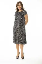 Kadın Büyük Beden Siyah Dokuma Viskon Kumaş Yakası Lastikli Etek Ucu Katlı Elbise 65N36909