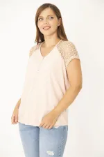 Kadın Büyük Beden Pudra Pamuk Kumaş Ön Pat Fermuarlı Dantel Detaylı Bluz 65N36940