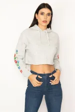 WOMEN'S GRAY EMBROIDERY DETAILED SLEEVE 3-THREAD HOODED SWEATSHIRT