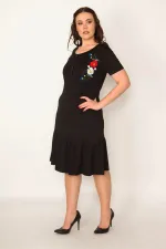 KADIN SİYAH NAKIŞ DETAYLI ÖN PAT DÜĞMELİ ETEK UCU KATLI ELBİSE