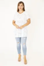 Kadın Büyük Beden Beyaz Delikiş Kumaş V Yakalı Kısa Kollu Bluz 65N36944