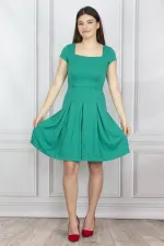 ROBE À COL CARRÉ ET PLISSÉE