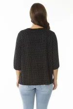 Kadın Büyük Beden Siyah Puan Desenli V Yaka Patı Düğmeli Kapri Kollu Bluz 65N36958