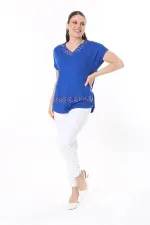 Kadın Büyük Beden Saks Taş Detaylı V Yakalı Kısa Kollu Bluz 65N37673