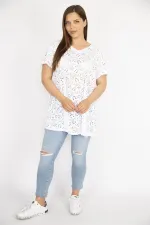 Kadın Beyaz Büyük Beden Delikiş Kumaş V Yakalı Kısa Kollu Bluz