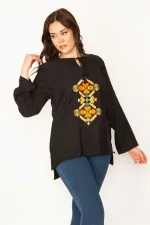 KADIN SİYAH NAKIŞ DETAYLI YAKA BAĞCIKLI BLUZ