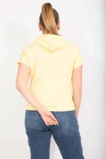 Kadın Sarı Büyük Beden Kapşonlu Kanguru Cepli Kısa Kollu Sweatshirt 65N35613