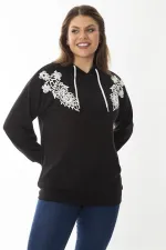 Kadın Büyük Beden Siyah Aplike Dantel Ve Kapşon Detaylı Kanguru Cepli Sweatshirt 65N37015