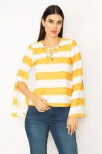 KADIN KIRMIZI YAKASI KUŞGÖZLÜ BAĞCIK DETAYLI KOL YIRTMAÇLI ÇİZGİLİ BLUZ