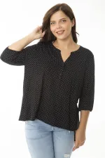 Kadın Büyük Beden Siyah Puan Desenli V Yaka Patı Düğmeli Kapri Kollu Bluz 65N36958