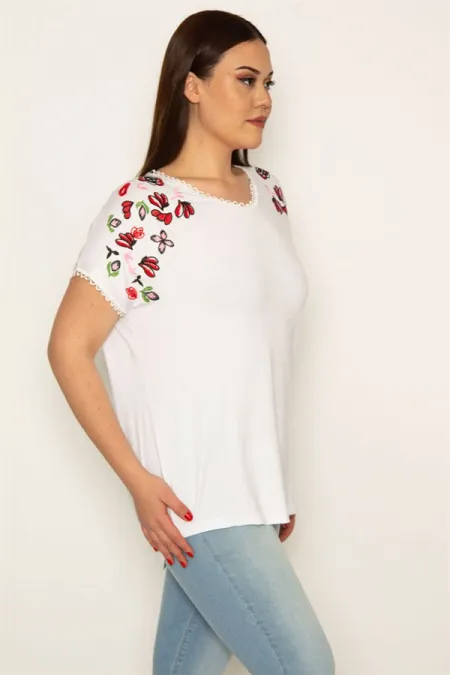 KADIN KEMİK YAKA VE KOL AĞZI KOPENAKİ DANTELLİ OMUZLARI NAKIŞLI BLUZ