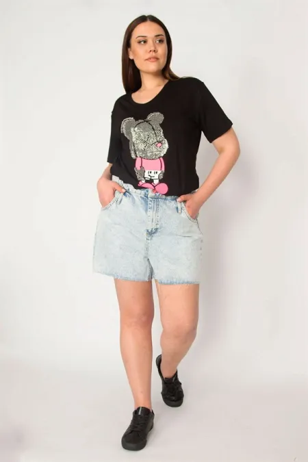 Short en jean bleu délavé pour femme avec coutures usées sur la jambe