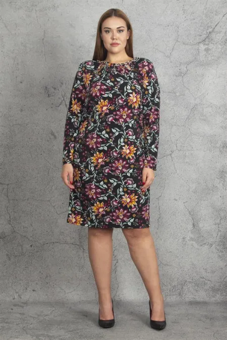 Kadın Siyah Zincir Aksesuarlı Yaka Detaylı Yan Büzgülü Elbise 65N19795