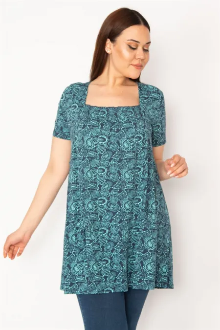 Tunique noire pour femme avec col élastique et détails de poches.