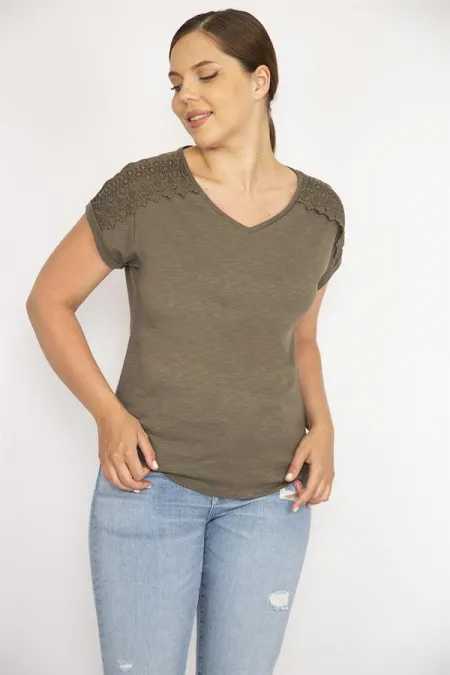 Kadın Haki Büyük Beden Pamuk Kumaş V Yakalı Kısa Kollu Omuz Dantel Detaylı Bluz