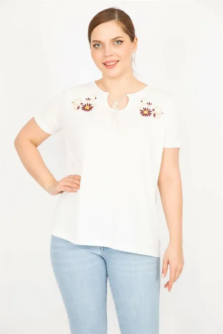 Kadın Kemik Büyük Beden Nakış Ve Bağcık Detaylı Bluz