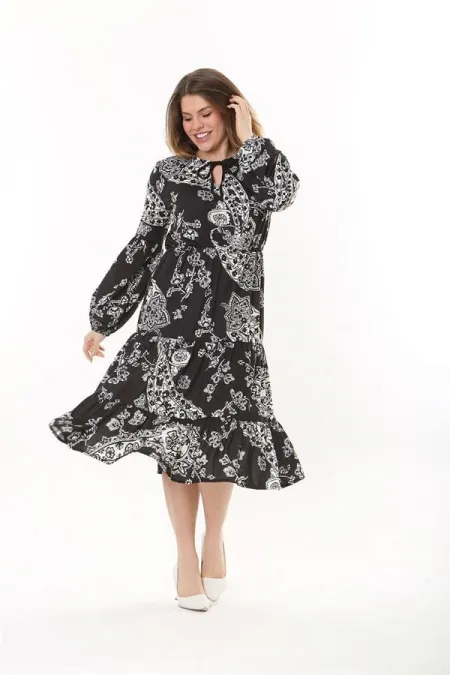 Kadın Büyük Beden Siyah Yaka Bağcık Ve Kol Ağzı Lastik Detaylı Katlı Uzun Elbise 65N37561