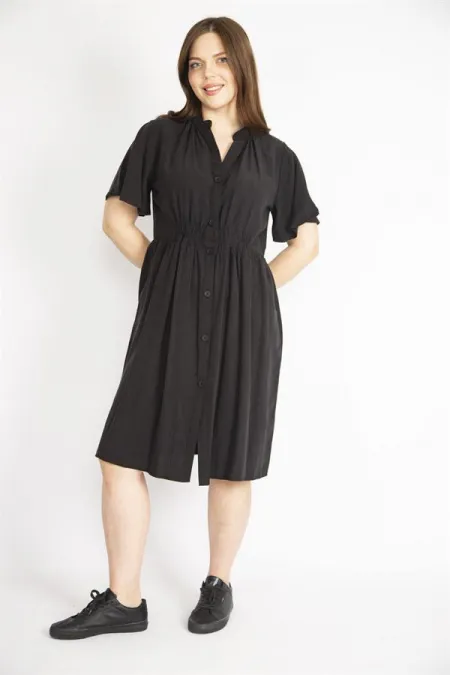 Kadın Siyah Büyük Beden Ön Düğmeli Bel Kısmı Lastik Detaylı Elbise