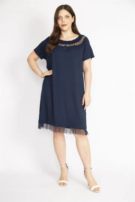 Robe bleu marine grande taille pour femme, ornée de tulle au col et à l'ourlet, encolure élastiquée.