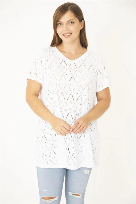 Kadın Büyük Beden Beyaz Delikiş Kumaş V Yakalı Kısa Kollu Bluz 65N36944