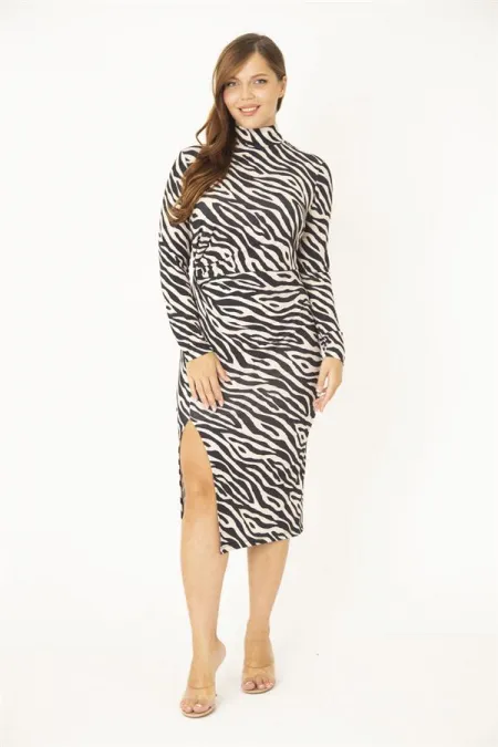 Kadın Büyük Beden Siyah Dik Yakalı Bel Büzgü Ve Yırtmaç Detaylı Elbise 65N36855