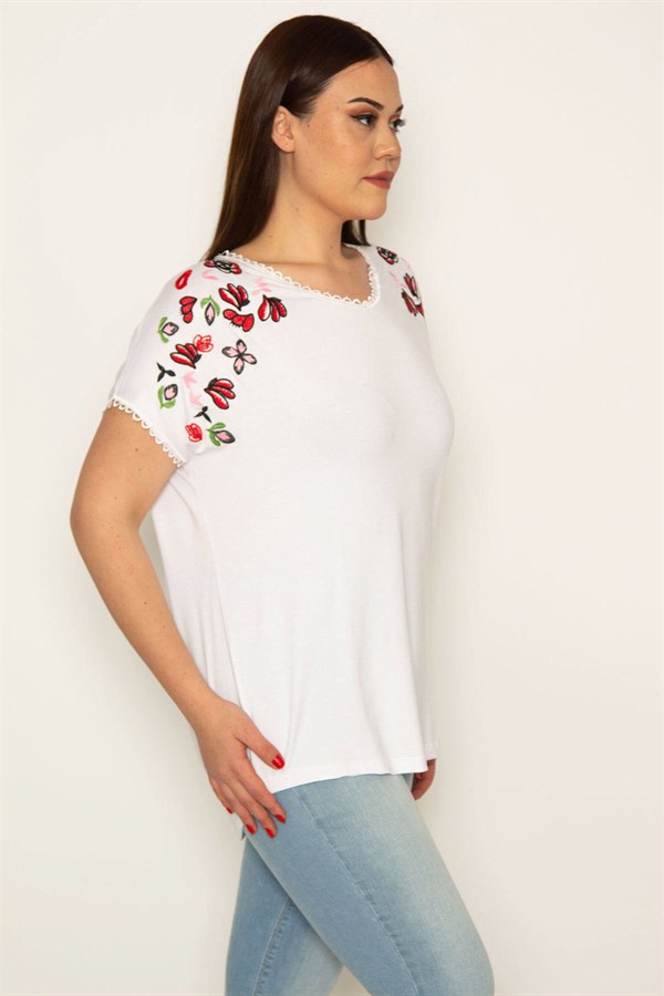 KADIN KEMİK YAKA VE KOL AĞZI KOPENAKİ DANTELLİ OMUZLARI NAKIŞLI BLUZ