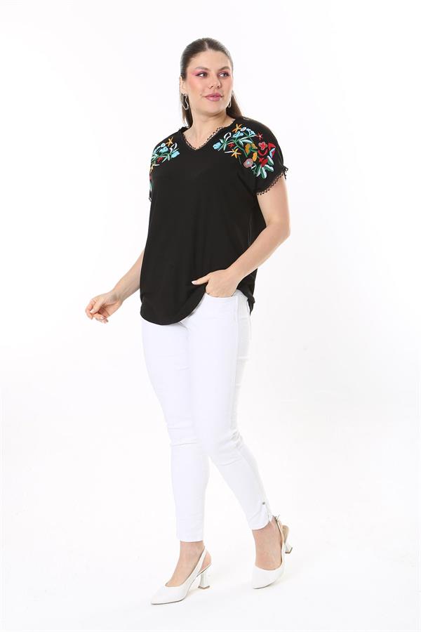 Kadın Büyük Beden Beyaz Nakış Detaylı Yaka Ve Kol Ağzı Kopenaki Dantelli V Yakalı Bluz 65N37676