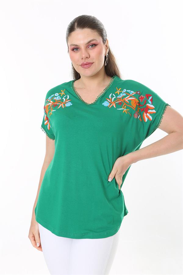 Kadın Büyük Beden Beyaz Nakış Detaylı Yaka Ve Kol Ağzı Kopenaki Dantelli V Yakalı Bluz 65N37676