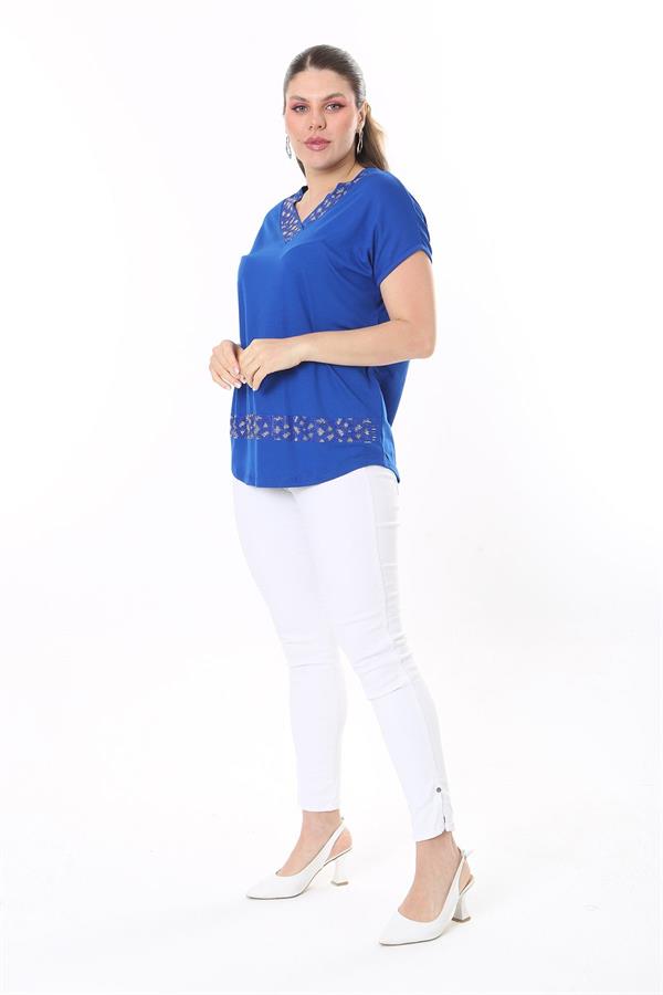 Kadın Büyük Beden Saks Taş Detaylı V Yakalı Kısa Kollu Bluz 65N37673