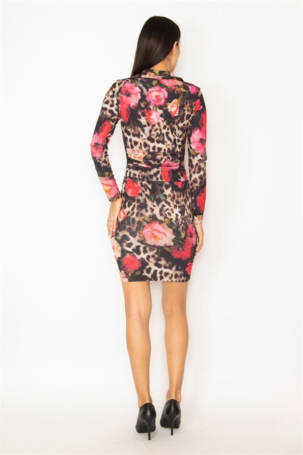 KADIN RENKLİ V YAKALI ÖN ORTA VE YAKASI BÜZGÜ DETAYLI UZUN KOLLU RENKLİ ELBİSE