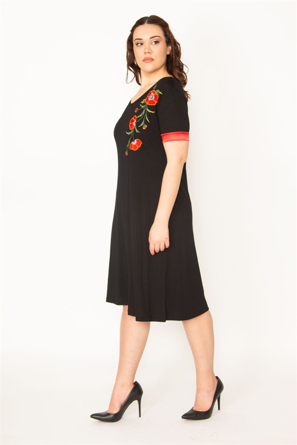 KADIN SİYAH NAKIŞ DETAYLI KOL AĞZI SATEN V YAKALI ELBİSE