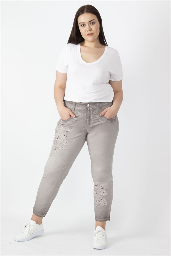 Kadın Taş Batik Yıkama Efektli Aplike Nakışlı Bilek Boy Pantolon 65N29833