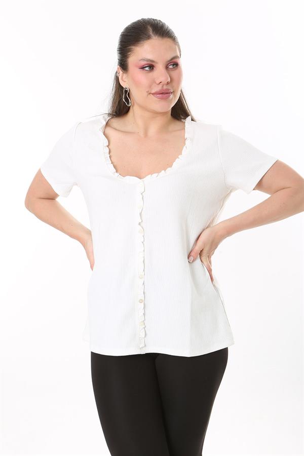 Kadın Büyük Beden Kemik Önü Süs Düğme Ve Yakası Fırfır Detaylı Kısa Kollu Bluz 65N37707