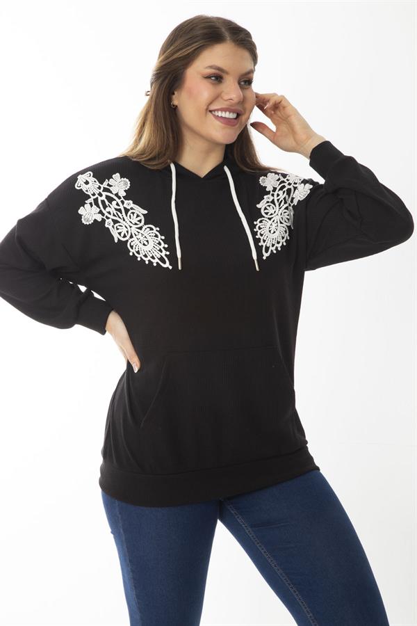 Kadın Büyük Beden Siyah Aplike Dantel Ve Kapşon Detaylı Kanguru Cepli Sweatshirt 65N37015
