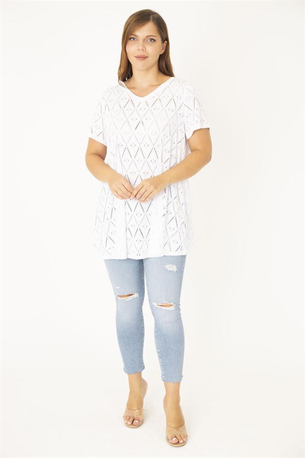 Kadın Büyük Beden Beyaz Delikiş Kumaş V Yakalı Kısa Kollu Bluz 65N36944