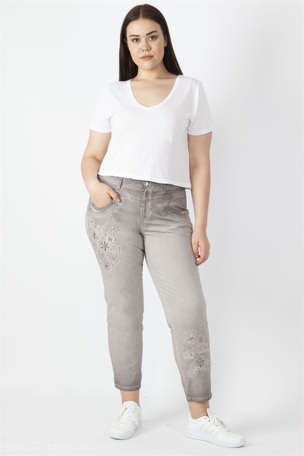 Kadın Taş Batik Yıkama Efektli Aplike Nakışlı Bilek Boy Pantolon 65N29833