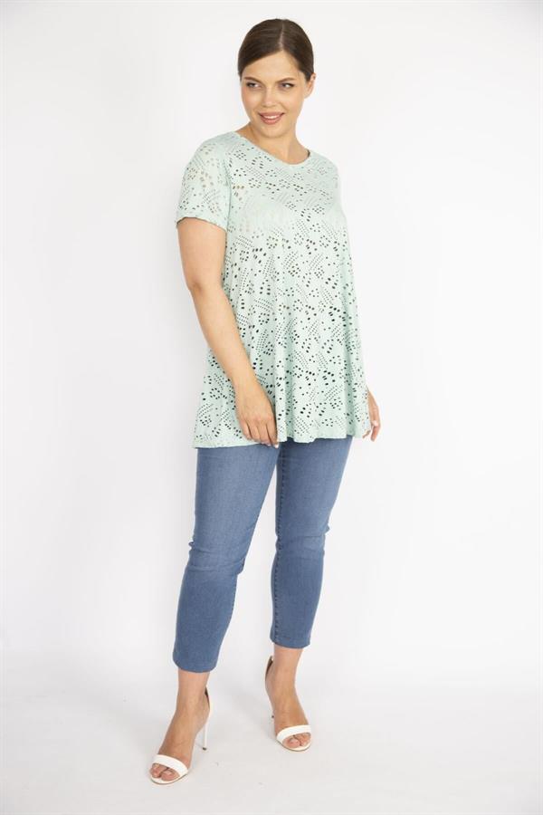 Kadın Beyaz Büyük Beden Delikiş Kumaş V Yakalı Kısa Kollu Bluz