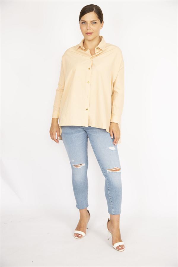 Kadın Büyük Beden Bej Poplin Kumaş Ön Düğmeli Yan Yırtmaçlı Uzun Kollu Gömlek 65N36799